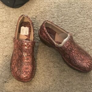 New boc snake shoes 8